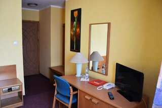 Отель Hotel Orlik Плоньск Двухместный номер с 1 кроватью или 2 отдельными кроватями-25